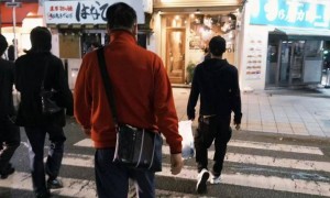 原创 
大家常常忽略的是， ​           郑恺带三岁儿子骑行，父子正脸神似，苗苗勤快在家侍弄六块小菜地
