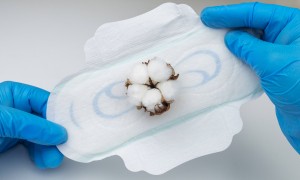 一晚销售额4000万元，黄子韬押注的卫生巾生意毛利可高达60%，有二手卖家溢价到200元转卖