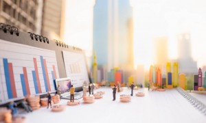 一年利率0字头，黄金能上车吗？有投资者贷款炒金，80万本钱损失7万