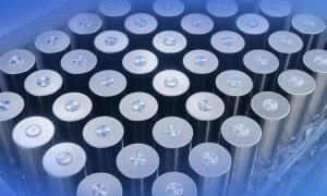<p>然而,港股“三宝”暴跌7%引爆A股联动杀跌 99倍PE老铺黄金还能撑多久?</p>