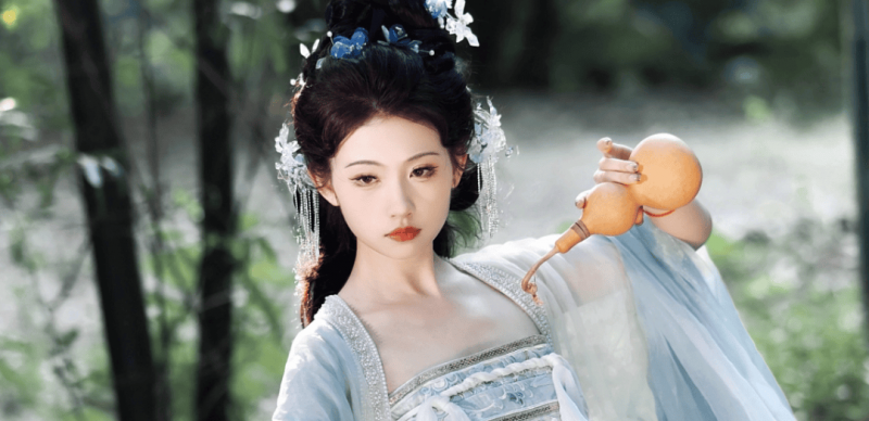 “君上，夫人收拾包袱要回娘家了”“放肆！她还把不把我放眼里”他一摔茶杯，“快点想，哄媳妇各位们谁有办法？”